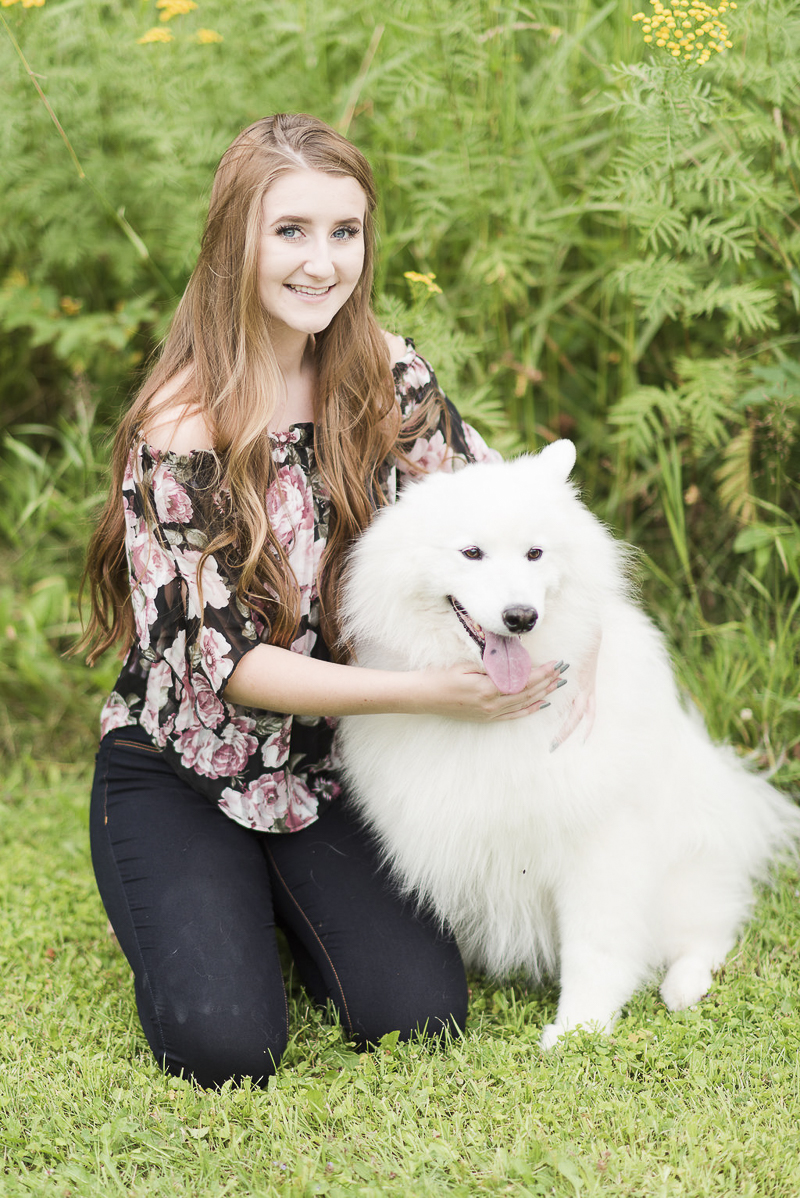 ©Kayla Lee Photography | Dog Friendly Senior Portraits with a Samoyed 