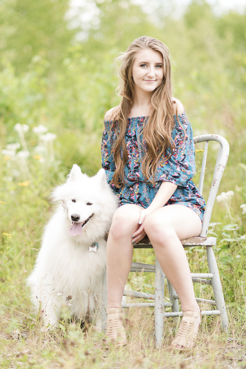 senior portraits should include pets, ©Kayla Lee Photography | Dog Friendly Senior Portraits with a Samoyed 