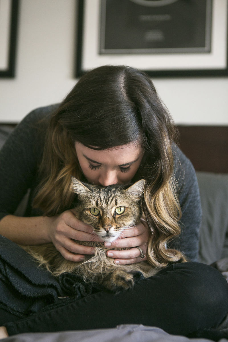 cat lady, lifestyle cat portraits, woman kissing cat ©Mandy Whitley Photography | Nashville pet photographer