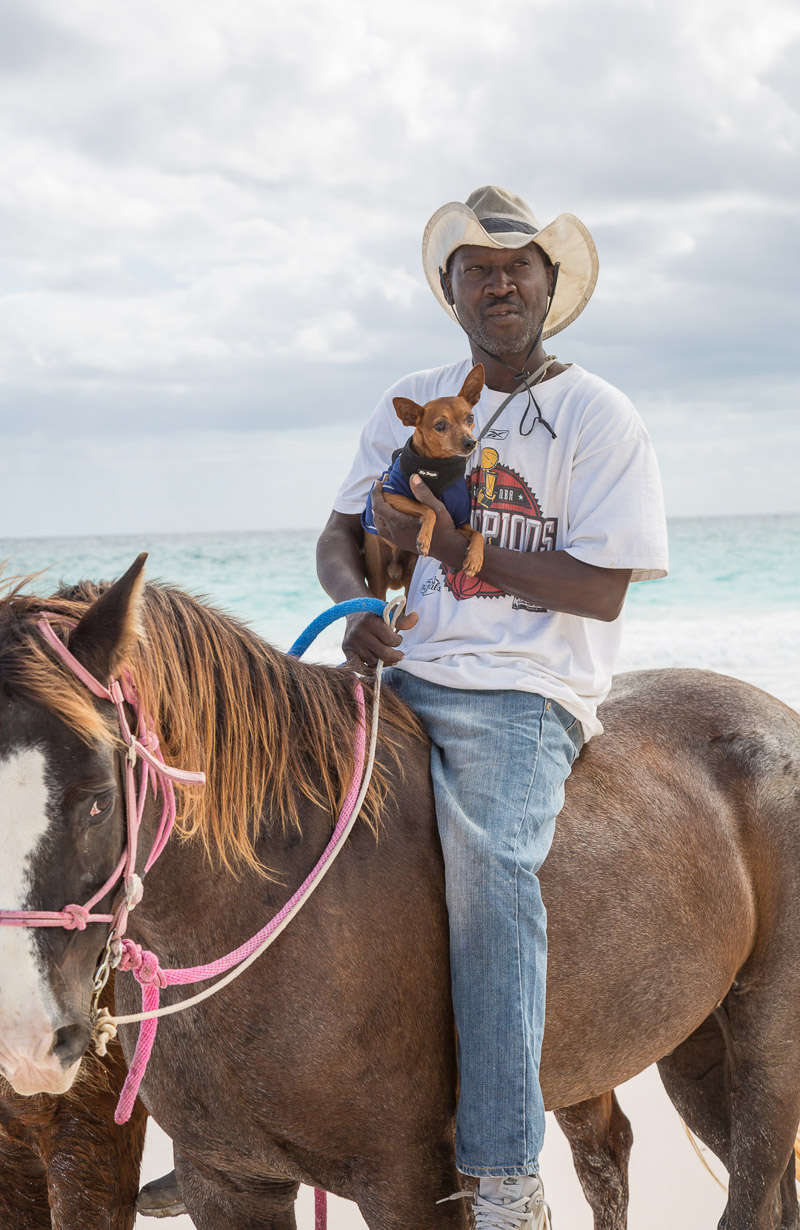 man holding a min pin on a horse, Bahamas lifestyle photography | ©Paola Wells Photography