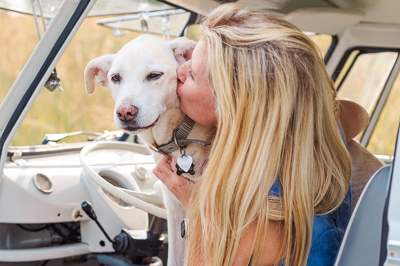 woman kissing her senior dog, love between dogs and humans | ©Leah Hargrove Photography